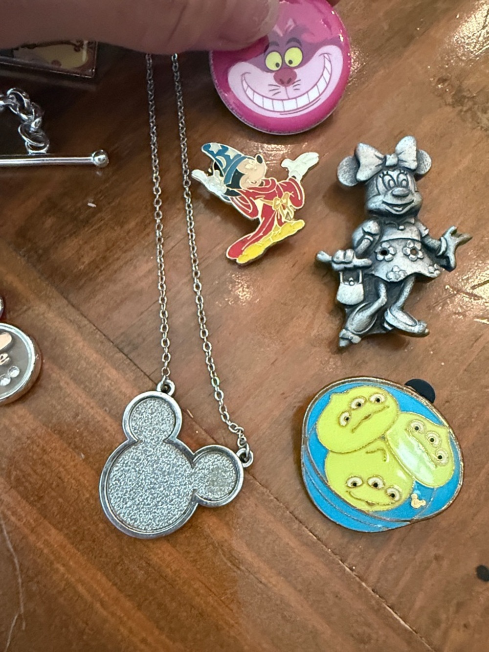 Disney bundle with necklaces, bracelets and pins - Picture 2 of 3